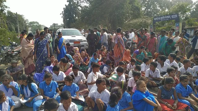 ସ୍କୁଲ ଗୃହ ନିର୍ମାଣ ଦାବି: ରାସ୍ତା ଅବରୋଧ କଲେ ଛାତ୍ରଛାତ୍ରୀ ଓ ଅଭିଭାବକ
