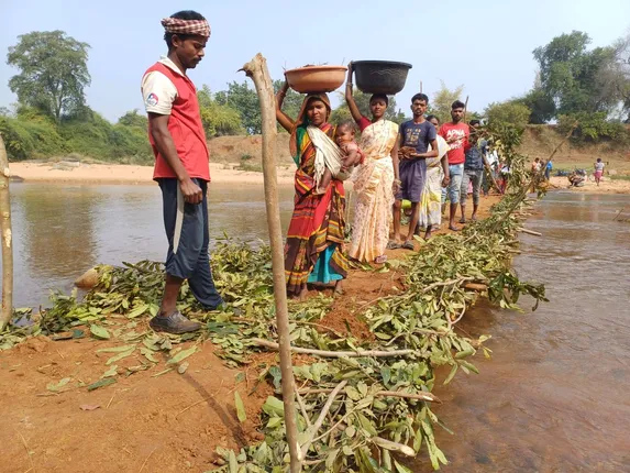 ଶୁଣିଲାନି ପ୍ରଶାସନ, ନଅ ଗାଁର ବାସିନ୍ଦା ନିଜେ ତିଆରି କଲେ କାଠପୋଲ