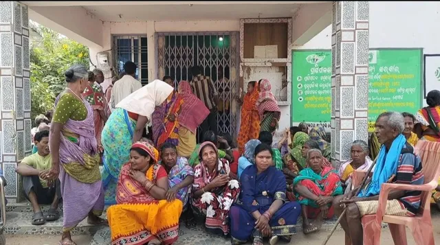 ପିଡିଏସ୍‌ ଚାଉଳ ଓ ଭତ୍ତା ଦାବିରେ ପିଇଓଙ୍କୁ ତାଲା ପକାଇଲେ ହିତାଧିକାରୀ