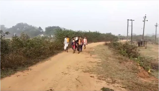 ବିକଶିତ ଓଡ଼ିଶାର ଚିତ୍ର: ମିଳିଲାନି ଆମ୍ବୁଲାନ୍ସ, କାନ୍ଧରେ ଶବ ବୋହିଲେ ୨୦ କିଲୋମିଟର