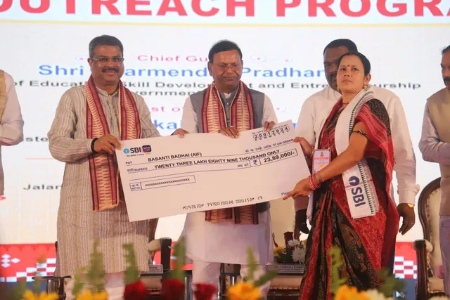 ବିଭିନ୍ନ ଯୋଜନାରେ ନାଗରିକଙ୍କୁ ଋଣ ପ୍ରଦାନ କରାଯାଇ ସଶକ୍ତ ଓ ସ୍ୱାବଲମ୍ବୀ କରାଯାଉଛି: କେନ୍ଦ୍ରମନ୍ତ୍ରୀ