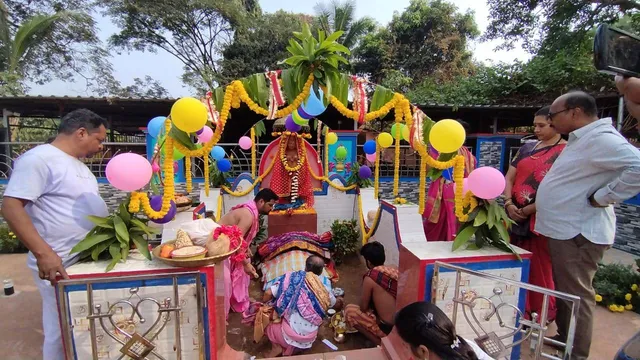 ମା’ ମଝିଘରିଆଣିଙ୍କ ପୀଠରେ ପୂଜାର୍ଚ୍ଚନା: ମନସ୍କାମନା ପୂର୍ଣ୍ଣ ହେତୁ ସଧବା, ଯୁବତୀ ସତୀକୁଣ୍ଡରେ କରୁଛନ୍ତି ପୂଜା