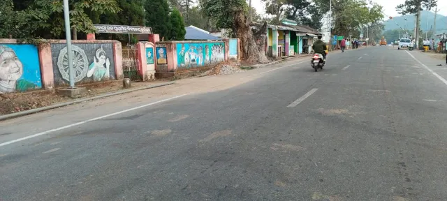 ଜାତୀୟ ରାଜପଥକଡ଼ରେ ବିଦ୍ୟାଳୟ ପିଲାଙ୍କ ସୁରକ୍ଷା ପାଇଁ ନାହିଁ ବ୍ୟବସ୍ଥା, ମୁଣ୍ଡ ଉପରେ ଝୁଲୁଛି ବିପଦ