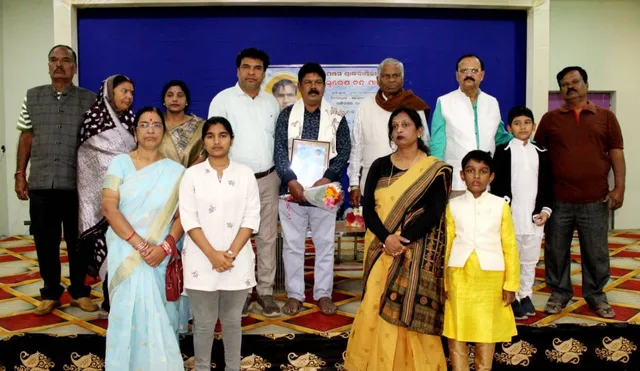 ଚିପିରପଲ୍ଲୀ ଶ୍ରୀନିବାସଙ୍କୁ ସୁରେଶ ସମ୍ମାନ ପ୍ରଦାନ