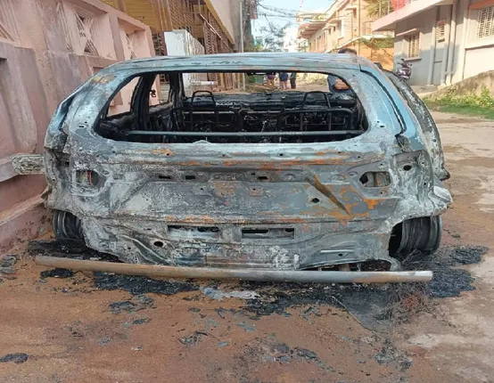 ଖଣ୍ଡଗିରି ଅଞ୍ଚଳରେ ଘର ଆଗରେ ଜଳିଗଲା ଗାଡ଼ି