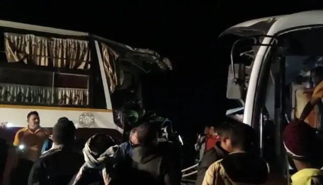 ଦୁଇ ଯାତ୍ରୀବାହୀ ବସ୍ ମୁହାଁମୁହିଁ ଧକ୍କା: ଚାଲିଗଲା ଚାଳକଙ୍କ ଜୀବନ