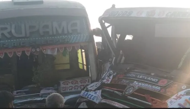 ପିକନିକ ସାରି ଫେରିବାବେଳେ ବସ-ଟ୍ରକ ମୁହାଁମୁହିଁ ଧକ୍କା