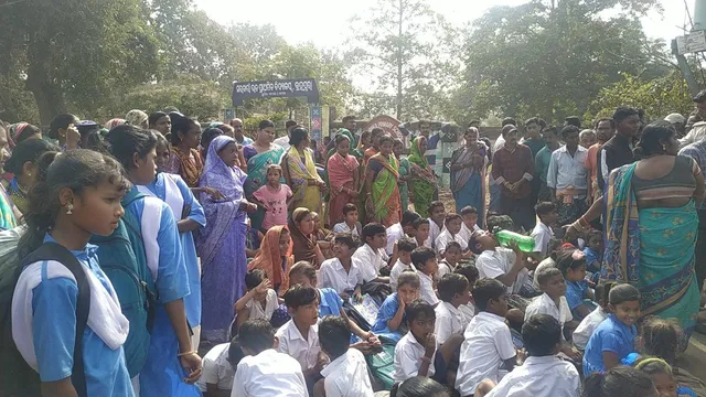 ବର୍ଷେ ହେଲା ଅଧାପନ୍ତରିଆ ସ୍କୁଲକୋଠା ନିର୍ମାଣ କାମ; ଅଭିଭାବକ ଓ ଛାତ୍ରଛାତ୍ରୀଙ୍କ ରାସ୍ତା ଅବରୋଧ