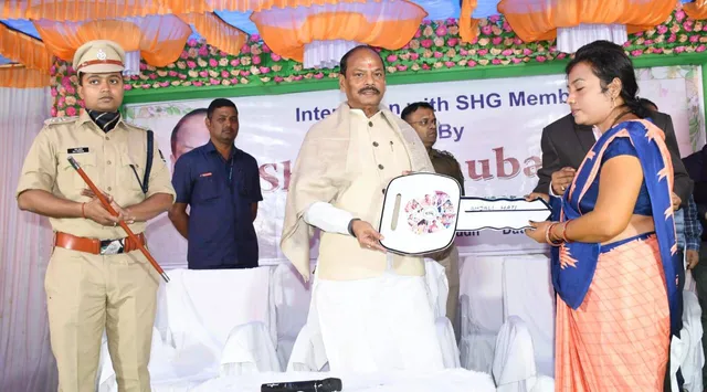 ଦିନିକିଆ ବୌଦ୍ଧ ଗସ୍ତରେ ଅଙ୍ଗନବାଡ଼ି କେନ୍ଦ୍ର ବୁଲିଲେ, ଏସ୍‌ଏଚ୍‌ଜି ଓ ଚାଷୀଙ୍କ ସହ ଆଲୋଚନା କଲେ ରାଜ୍ୟପାଳ