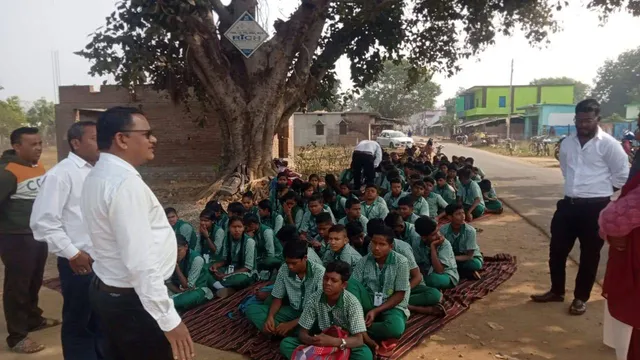 ସ୍କୁଲରେ ତାଲା ପକାଇଲା ପୁରାତନ ଛାତ୍ରସଂଘ: ଗଛ ତଳେ ପାଠ ପଢ଼ିଲେ ଛାତ୍ରଛାତ୍ରୀ