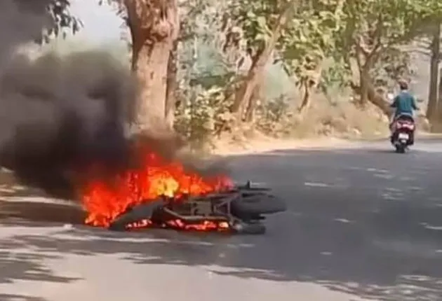 ଶ୍ବଶୁର ଘରୁ ଫେରିବା ବେଳେ ବିଚ୍ ରାସ୍ତାରେ ଜଳିଗଲା ବାଇକ୍, ବର୍ତ୍ତିଲେ ଚାଳକ