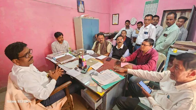 ବିଭିନ୍ନ ସମସ୍ୟା ନେଇ ଜିଲ୍ଲା ଶ୍ରମ ଅଧିକାରୀଙ୍କୁ ଘେରିଲେ ଶ୍ରମିକ