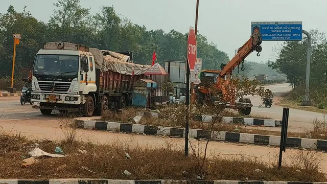 ଟ୍ରକ ପଛରେ ପିଟିଲା ହାଇୱା, ରାତିସାରା ଚାପିହୋଇ ରହିଲେ ଡ୍ରାଇଭର