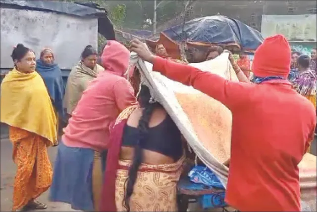 ବନ୍ଦର ନଗରୀର ବିକଳ ଚିତ୍ର: ରାସ୍ତା ମଝିରେ ଟ୍ରଲିରେ ପ୍ରସବ