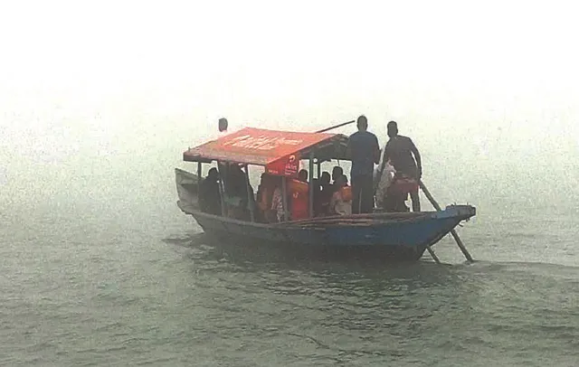 କୁହୁଡ଼ି କଲା ବାଟବଣା: ମଝି ଚିଲିକାରେ ଫସିଲେ ଯାତ୍ରୀ