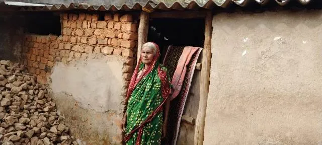 ଆବାସ ଯୋଜନା କାହାପାଇଁ? ଭଙ୍ଗା କୁଡ଼ିଆ ଘରେ ଅସହାୟ ବିଧବା ବୃଦ୍ଧାଙ୍କ ବିତୁଛି ଜୀବନ
