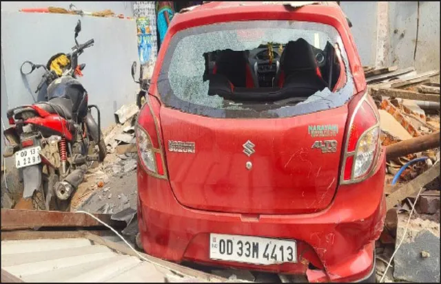 ଜେସିବି ଲଗାଇ ଘର ଭାଙ୍ଗିଦେଲେ: ରାତିଅଧରେ ମୁଖାପିନ୍ଧା ଯୁବକଙ୍କ ଆତଙ୍କ