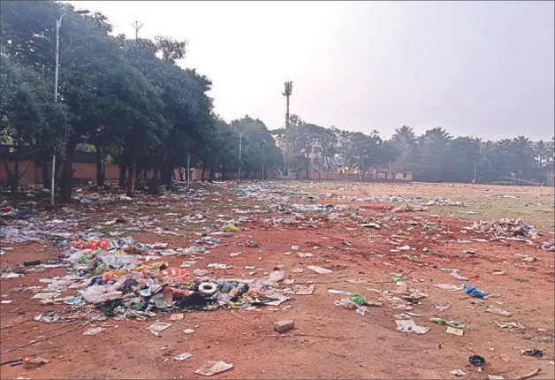 ଅଳିଆରେ ଭର୍ତ୍ତି ବରମୁଣ୍ଡା ଖେଳ ପଡ଼ିଆ: ଆବର୍ଜନା ଉଠାଇବ କିଏ?