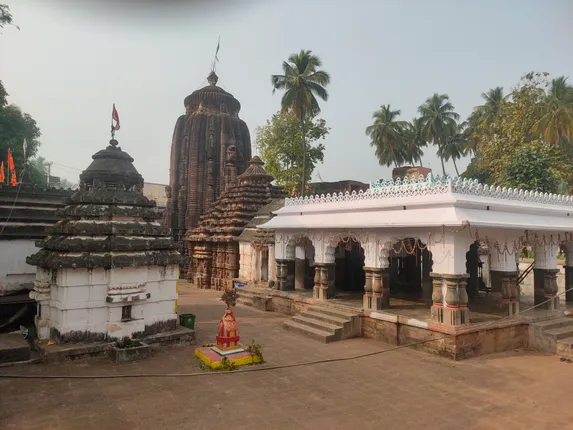 ବିପଦରେ ତ୍ରୟୋଦଶ ଶତାବ୍ଦୀର କୀର୍ତ୍ତିରାଜି: ଭୂ-ଗର୍ଭକୁ ଦବିଲାଣି ଦକ୍ଷେଶ୍ବର ମନ୍ଦିର