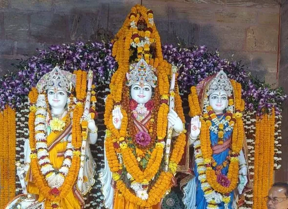 ଗିରିଗୋବର୍ଦ୍ଧନ ପାହାଡ଼ ଶିଖରରେ ଶ୍ରୀରାମଙ୍କ ବିଗ୍ରହ ଓ ମନ୍ଦିର ପ୍ରତିଷ୍ଠା: ୭୦ ହଜାରରୁ ଅଧିକ ଶ୍ରଦ୍ଧାଳୁଙ୍କ ସମାଗମ