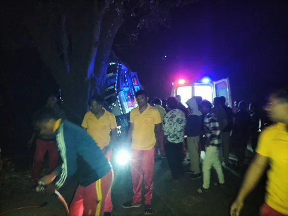 ଗଛକୁ ପିଟିଲା କୋଇଲାବୋଝେଇ ଟ୍ରକ୍‌: ୫ ଘଣ୍ଟା ପରେ ଉଦ୍ଧାର ହେଲେ ଡ୍ରାଇଭର