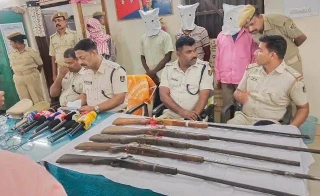 ୫ଟି ବେଆଇନ୍‌ ଦେଶୀ ବନ୍ଧୁକ ଜବତ, ୫ ଅଭିଯୁକ୍ତ ଗିରଫ 