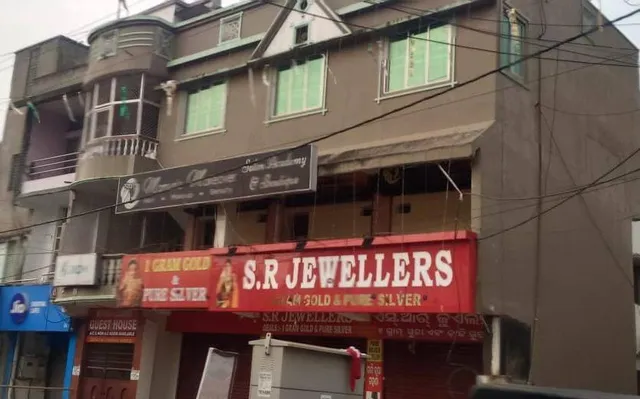 ଅଳଙ୍କାର ଦୋକାନରୁ ଲୁଟ୍: ମାଲିକ ଏବଂ ପୁଅଙ୍କୁ ଧାରୁଆ ଅସ୍ତ୍ରରେ ଆକ୍ରମଣ କଲେ ଦୁର୍ବୃତ୍ତ