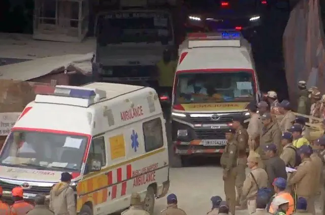 ଆମ୍ବୁଲାନ୍‌ସ ଓ ଅଗ୍ନିଶମ ଗାଡ଼ିକୁ ବାଟ ନଛାଡ଼ିଲେ ଟ୍ରାଫିକ୍‌ ପୁଲିସ ଆଦାୟ କରିବ ୧୦ ହଜାର ଟଙ୍କାର ଜରିମାନା