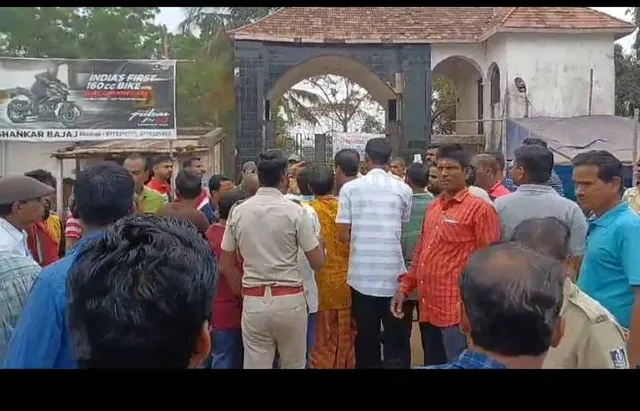 ବରପଦା ଇଞ୍ଜିନିୟରିଂ କଲେଜ ଦୁର୍ନୀତି ମାମଲା: ବିଧାୟକ ପ୍ରଫୁଲ୍ଲ ସାମଲ ଓ ତାଙ୍କ ପୁଅଙ୍କୁ ଗିରଫ ଦାବିରେ କର୍ମଚାରୀଙ୍କ ବିକ୍ଷୋଭ