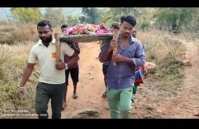 ପୁଣି ଜନନୀ ଯନ୍ତ୍ରଣା: ଆସିପାରିଲାନି ଆମ୍ବୁଲାନ୍ସ, ୩ କିମି ଖଟିଆରେ ବୁହାହେଲେ ଗର୍ଭବତୀ