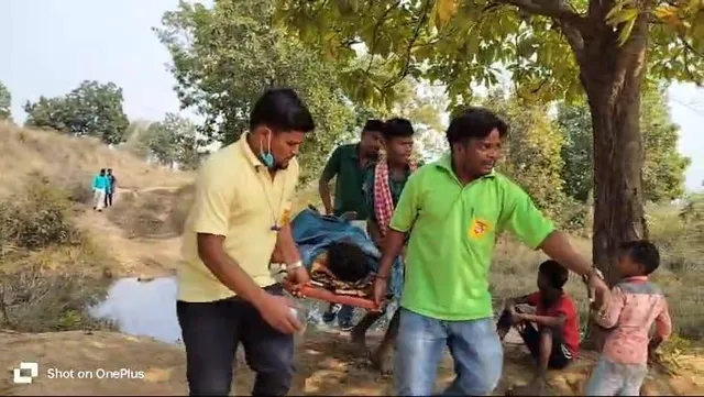 ଗାଁକୁ ରାସ୍ତା ନଥିବାରୁ ୧ କିଲୋମିଟର ଷ୍ଟ୍ରେଚରରେ ବୁହା ହେଲେ ରୋଗୀ