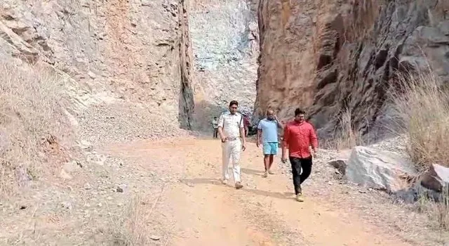 ଆରୁହା ପାହାଡ଼ରେ ଚଢ଼ଉ: ୧୦ ଗାଡ଼ି ଜବତ, ଖାଦାନ ଓ କ୍ରସର ମାଲିକ ଛୁ