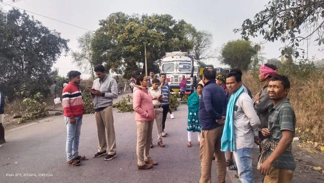 ମାଟ୍ରିକ ପରୀକ୍ଷାର୍ଥୀଙ୍କ ମୁଣ୍ଡ ଉପରେ ଚଢ଼ିଗଲା ଟ୍ରକ: ରାସ୍ତାରୋକ