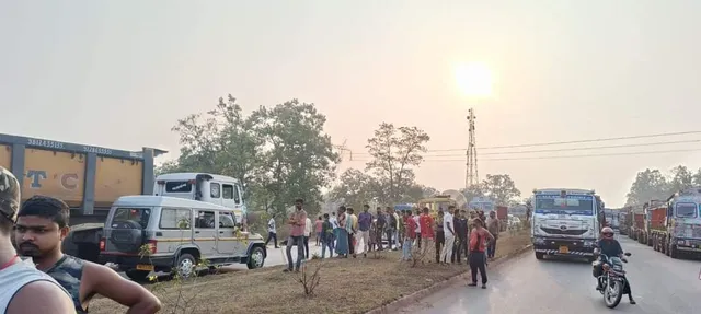 ଗୋରୁପଲଙ୍କ ଉପରେ ଚଢ଼ିଗଲା ଦ୍ରୁତଗାମୀ ଟ୍ରକ୍‌