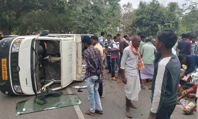 ନିର୍ବନ୍ଧ କାର୍ଯ୍ୟରେ ଯୋଗଦେବା ପାଇଁ ଯାଉଥିଲେ; ପିକ୍‌ଅପ୍‌ ଭ୍ୟାନ୍‌ ଓଲଟିଲା, ୨୦ ଜଣ ଗୁରୁତର