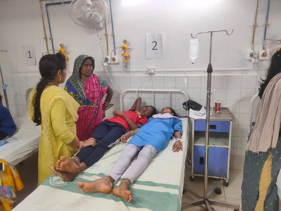 ଖେଳୁଥିବା ବେଳେ ଖସିପଡ଼ିଲେ; ୧୧ଛାତ୍ରୀ ଅସୁସ୍ଥ, ଡାକ୍ତରଖାନାରେ ଭର୍ତ୍ତି