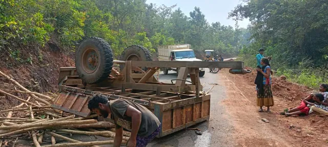 ବିବାହ ଭୋଜି ପାଇଁ କାଠ ଆଣିବାକୁ ଯାଇଥିଲେ, ଘାଟିରେ ଟ୍ରାକ୍ଟର ଓଲଟି ୪ ଗୁରୁତର
