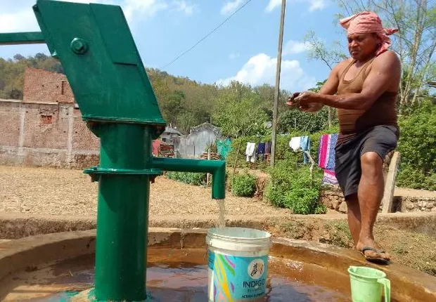 ୪ମାସର ସମସ୍ୟା ୪ଘଣ୍ଟାରେ ସମାଧାନ; ମରାମତି ହେଲା ନଳକୂପ, ଲୋକଙ୍କୁ ମିଳିଲା ପାନୀୟ ଜଳ