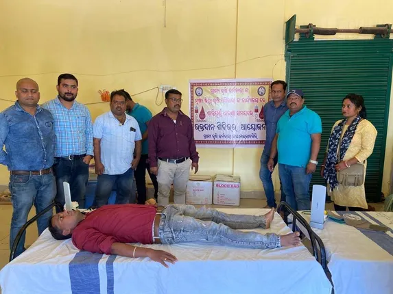 ବିଭିନ୍ନ ଦାବି ନେଇ କୃଷି କର୍ମଚାରୀଙ୍କ ଧାରଣା: ରକ୍ତଦାନ କରି ଦାବି କରିବାର ଅଭିନବ ପ୍ରୟାସ