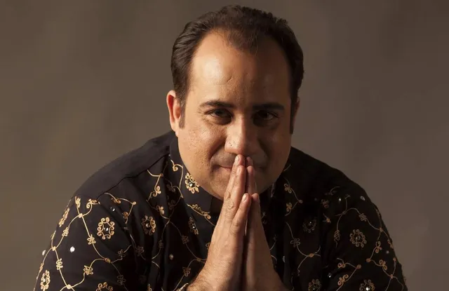 ଯୁବକଙ୍କୁ ମାଡ଼ ମାରିବା ମାମଲାରେ ହାତ ଯୋଡ଼ି କ୍ଷମା ମାଗିଲେ ପାକିସ୍ତାନୀ ଗାୟକ