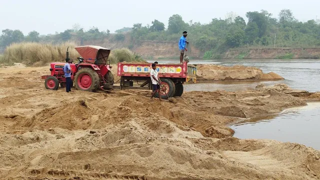 ନାଗାବଳୀ ନଦୀ ପଠାରୁ ବେଆଇନ ଆନ୍ଧ୍ରକୁ ବାଲି ଚାଲାଣ