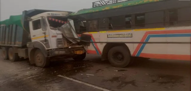 ଶ୍ରଦ୍ଧାଳୁଙ୍କ ବସ୍‌କୁ ଧକ୍କା ଦେଲା ହାଇୱା; ୨୦ ଆହତ, ଅଳ୍ପକେ ବର୍ତ୍ତିଲେ ୪୦ ଯାତ୍ରୀ