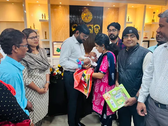 ରାୟଗଡ଼ାରେ ପୋଷ୍ୟ ସନ୍ତାନ ଗ୍ରହଣ କଲେ ବଙ୍ଗୀୟ ଦମ୍ପତି