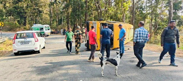 ସ୍କୁଲ ପିଅନ୍‌ଙ୍କ ଶେଷ ଦର୍ଶନ ପାଇଁ ଯିବା ବେଳେ ଭାରସାମ୍ୟ ହରାଇ ଓଲଟିଲା ବସ୍‌; ପ୍ରିନ୍ସପାଲ୍‌ଙ୍କ ପତ୍ନୀଙ୍କ ମୃତ୍ୟୁ, ୮ ଆହତ