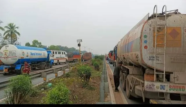 ଜାତୀୟ ରାଜପଥ-୧୬ରେ ସିରିଜ ଦୁର୍ଘଟଣା: ପଛକୁ ପଛ ପିଟି ହେଲେ ୩ ଗାଡ଼ି, ବାଇକ ଆରୋହୀ ମୃତ