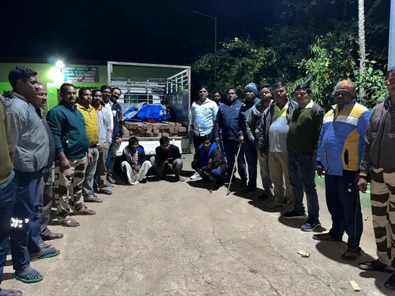 ଶାଳକାଠ ସହ ଗାଡ଼ି ଜବତ, ୩ ଗିରଫ