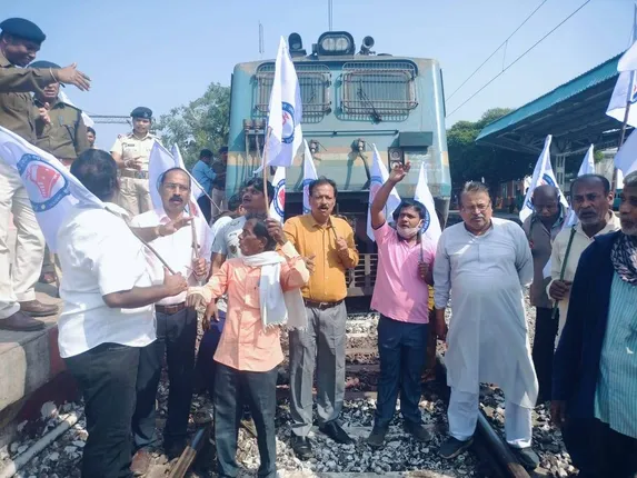 ଯାଜପୁର ରୋଡ-ଧାମରା ରେଳପଥ ସଂଗ୍ରାମ ସମିତି ପକ୍ଷରୁ ଭଦ୍ରକ ରେଳ ଷ୍ଟେସନ ସମ୍ମୁଖରେ ପ୍ରତିବାଦ ସଭା