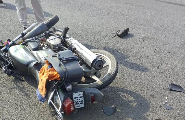 ଥାନା ନିକଟରେ ବାଇକ୍‌ ଆରୋହୀଙ୍କୁ ଚାପିଦେଲା ଦ୍ରୁତଗାମୀ ଟ୍ରକ୍‌, ୨ ଯୁବକଙ୍କ ମୃତ୍ୟୁ