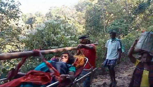 ୫କିମି ଖଟିଆରେ ବୁହାହେଲେ ଗର୍ଭବତୀ ମହିଳା; ପ୍ରସବ ବେଦନା ସହ୍ୟ କରିନପାରି ଜୀବନ ହାରିଲେ