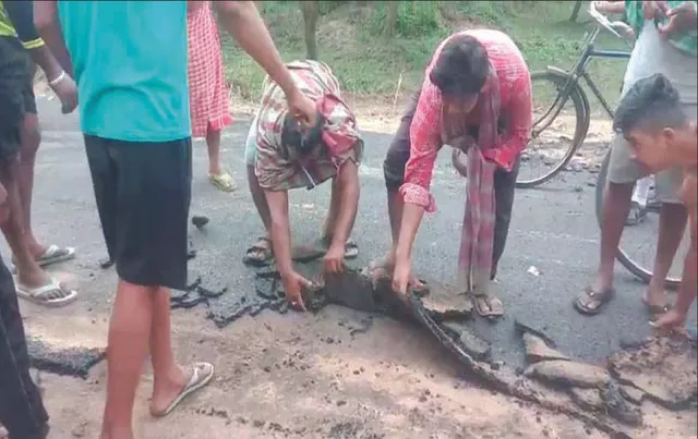 ପ୍ରଧାନମନ୍ତ୍ରୀ ଗ୍ରାମ୍ୟ ସଡ଼କ ମରାମତି ନିମ୍ନମାନର: ଫଡ଼ାଫଡ଼ା ହୋଇ ଉଠିଯାଉଛି ପିଚୁ